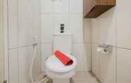 Toilet Kamar 6 Cozy Studio at Grand Kamala Lagoon Apartment By Travelio