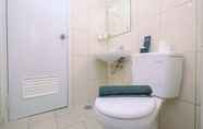 Toilet Kamar 6 Cozy and Beautiful 2BR at Springlake Summarecon Bekasi Apartment By Travelio