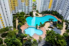 Swimming Pool Relax and Best 2BR Springlake Summarecon Apartment By Travelio