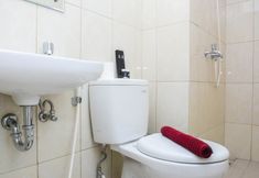 In-room Bathroom 6 Relax and Best 2BR Springlake Summarecon Apartment By Travelio