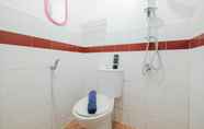 Toilet Kamar 6 New Furnished 2BR at Mutiara Bekasi Apartment By Travelio