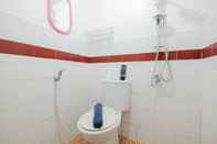 Phòng tắm bên trong New Furnished 2BR at Mutiara Bekasi Apartment By Travelio