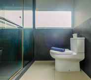 Toilet Kamar 6 Strategic and Private 2BR Apartment 1Park Residence By Travelio