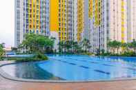 Swimming Pool Modern 2BR for 4 Pax at Springlake Summarecon Apartment By Travelio