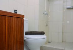 In-room Bathroom 6 Gorgeous 2BR Apartment at Springlake Summarecon By Travelio