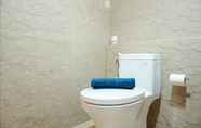 Toilet Kamar 3 1BR Luxurious near Sampoerna Universitas at L'Avenue Apartment By Travelio