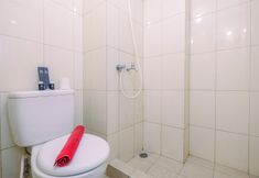 In-room Bathroom 6 Simply Good Studio Apartment at Springlake Summarecon By Travelio