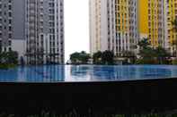 Swimming Pool Cozy and Modern Studio Apartment at Springlake Summarecon Bekasi By Travelio