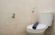 Toilet Kamar 5 Homey and Comfy Studio Margonda Residence 1 Apartment By Travelio