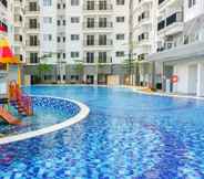 Swimming Pool 6 Cozy and Warm Studio Apartment at Signature Park Grande By Travelio