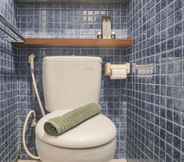 In-room Bathroom 5 Cozy and Warm Studio Apartment at Signature Park Grande By Travelio