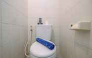 Toilet Kamar 6 Spacious and Simply Clean Studio Apartment Signature Park Grande By Travelio