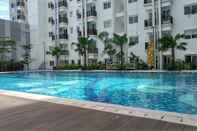 Kolam Renang Spacious and Simply Clean Studio Apartment Signature Park Grande By Travelio