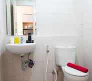 In-room Bathroom 6 1BR Cozy Apartment at Signature Park Grande By Travelio