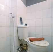 Toilet Kamar 5 Compact and Homey 2BR Cibubur Village Apartment By Travelio