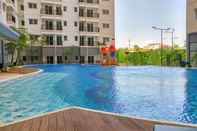 Swimming Pool 1BR Modern Apartment at Signature Park Grande By Travelio