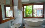 ห้องน้ำภายในห้อง 4 D Kasih Villas Bali Umalas 