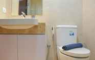 Toilet Kamar 5 Warm and Comfortable Studio Room at Menteng Park Apartment By Travelio