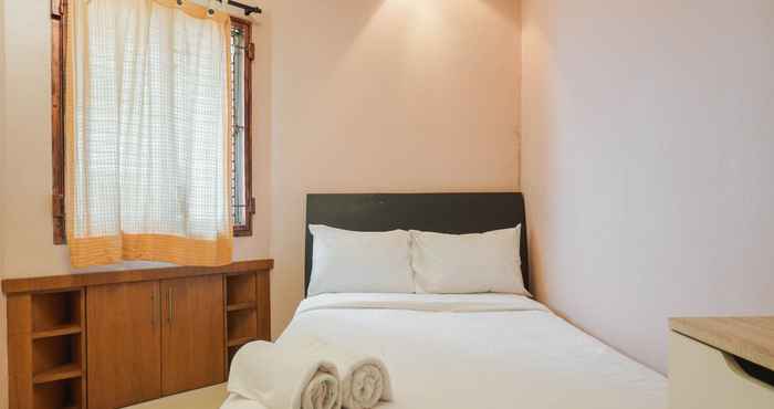 Kamar Tidur Comfort 2BR Apartment at Mediterania Gajah Mada By Travelio