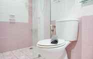 Toilet Kamar 6 Comfort 2BR Apartment at Mediterania Gajah Mada By Travelio
