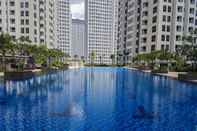 สระว่ายน้ำ 1BR Best Deal near Summarecon Mall at M-Town Signature  By Travelio