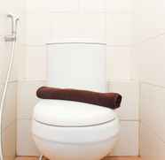 Toilet Kamar 5 Studio Cozy and Homey Apartment at Riverview Jababeka By Travelio