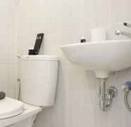 Toilet Kamar 5 Comfy and Modern Studio Apartment at Lodge Paskal near BINUS University By Travelio