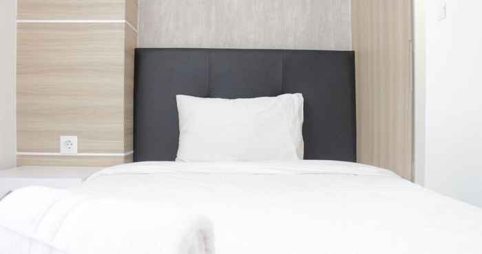 Kamar Tidur Comfy and Modern Studio Apartment at Lodge Paskal near BINUS University By Travelio