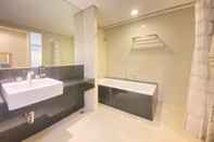 In-room Bathroom Fabulous 2BR Loft with Private Bathub at El Royale Apartment By Travelio