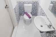 Toilet Kamar Comfort Studio at Aeropolis Residence Apartment By Travelio