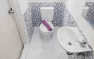 In-room Bathroom 5 Comfort Studio at Aeropolis Residence Apartment By Travelio