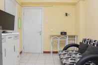 Ruang untuk Umum Homey and Comfort 2BR at Green Pramuka City Apartment By Travelio