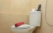 Toilet Kamar 5 Homey and Comfort 2BR at Green Pramuka City Apartment By Travelio