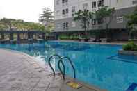 Kolam Renang Homey and Comfort 2BR at Green Pramuka City Apartment By Travelio