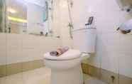 Toilet Kamar 6 Cozy and Warm 2BR at Low Floor Bassura City Apartment By Travelio