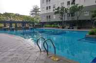 Kolam Renang 2BR Cozy Living and Nice at Green Pramuka City Apartment By Travelio