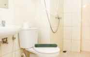 Toilet Kamar 5 Comfort Living 2BR Apartment at Springlake Summarecon Bekasi By Travelio