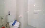 Toilet Kamar 6  Simple and Modern Studio Apartment Signature Park Grande By Travelio