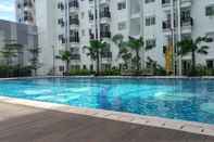 Kolam Renang Studio Modern Apartment Signature Park Grande Near Cawang By Travelio