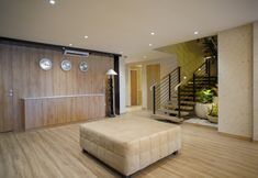 Lobby 5 The Luxe 2