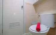 Toilet Kamar 5 Good Deal 2BR Apartment Golf View at Podomoro  By Travelio