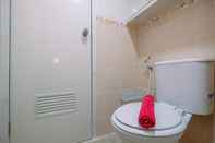 Toilet Kamar Good Deal 2BR Apartment Golf View at Podomoro  By Travelio