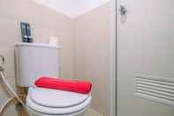 Toilet Kamar Stay Cozy 2BR Apartment Golf View at Podomoro  By Travelio