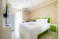 Kamar Tidur Minimalist and Modern Studio Bassura City Apartment By Travelio