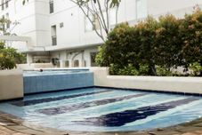 Hồ bơi Apartment 2BR Enjoy Jakarta Bassura City By Travelio