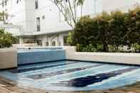 Swimming Pool Apartment 2BR Enjoy Jakarta Bassura City By Travelio 