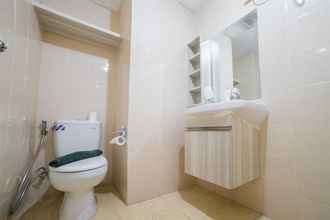 In-room Bathroom 4 1BR Cozy Apartment at Parahyangan Residence By Travelio