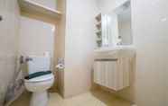 In-room Bathroom 4 1BR Cozy Apartment at Parahyangan Residence By Travelio