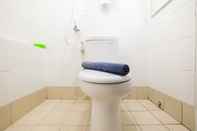 Toilet Kamar 2BR Apartment City View Bassura City By Travelio