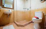 Toilet Kamar 5 Studio Simply Spacious Apartment near Kelapa Gading at City Home By Travelio